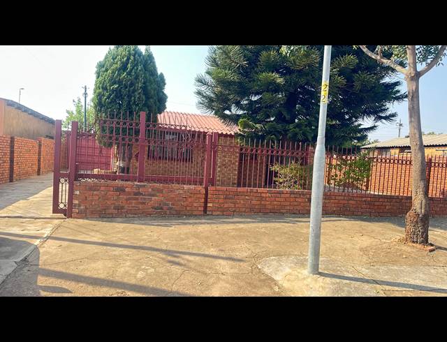 2 BEDROOM HOUSE FOR SALE IN MABOPANE  UNIT B